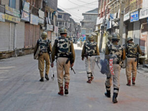 Curfew continues in Kashmir