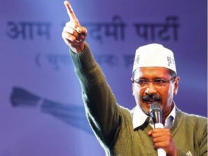 kejriwal-gives-rs-1-crore-to-ex-soldiers-family