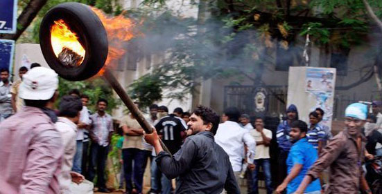 Curfew in Andhra town to sense Anti-Telangana violence