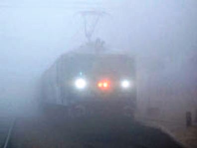 Fog envelops Delhi, delays trains