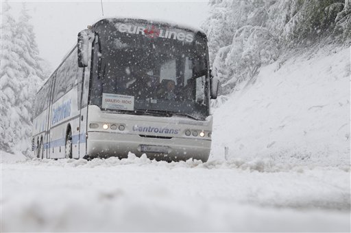 Heavy snowfall closes Himachal roads