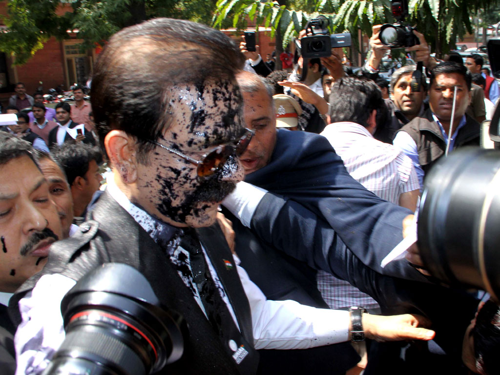 Lawyer throws ink at Sahara chief Subrata Roy