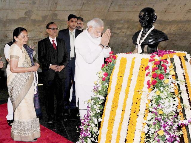 Modi pays tribute to Mahatma Gandhi