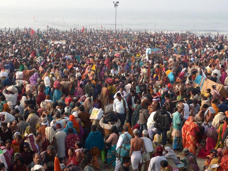 Thousands take holy dip in Sangam as Maagh Mela begins