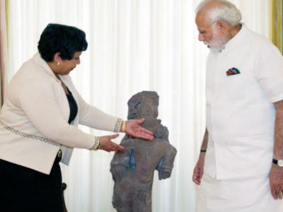 US returns historic artefacts, Modi expresses thanks