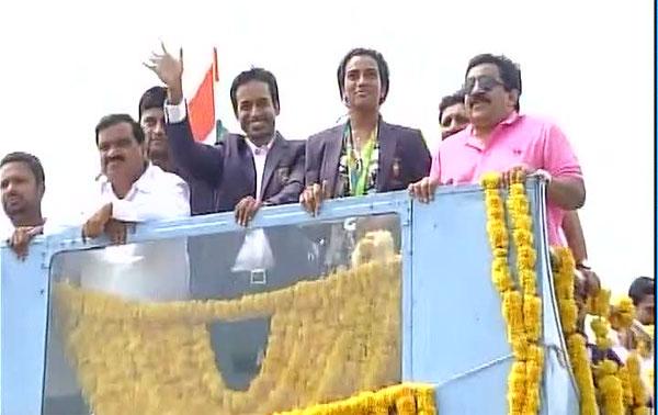 Sindhu arrives in Hyderabad to hero’s welcome