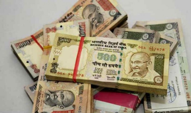 Authorities extends Rs 500 use until Dec 15, stops over-the-counter exchange