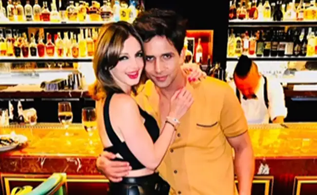 Sussanne Khan Holds Boyfriend Arslan Goni Close In This Pic From Las Vegas