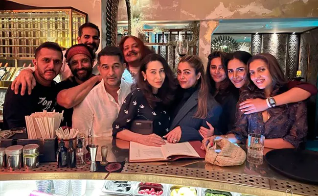 Karisma Kapoor, Amrita Arora, Shibani Dandekar, Farhan Akhtar In A London Pic. Here